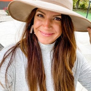 Meet your Posher, Holly